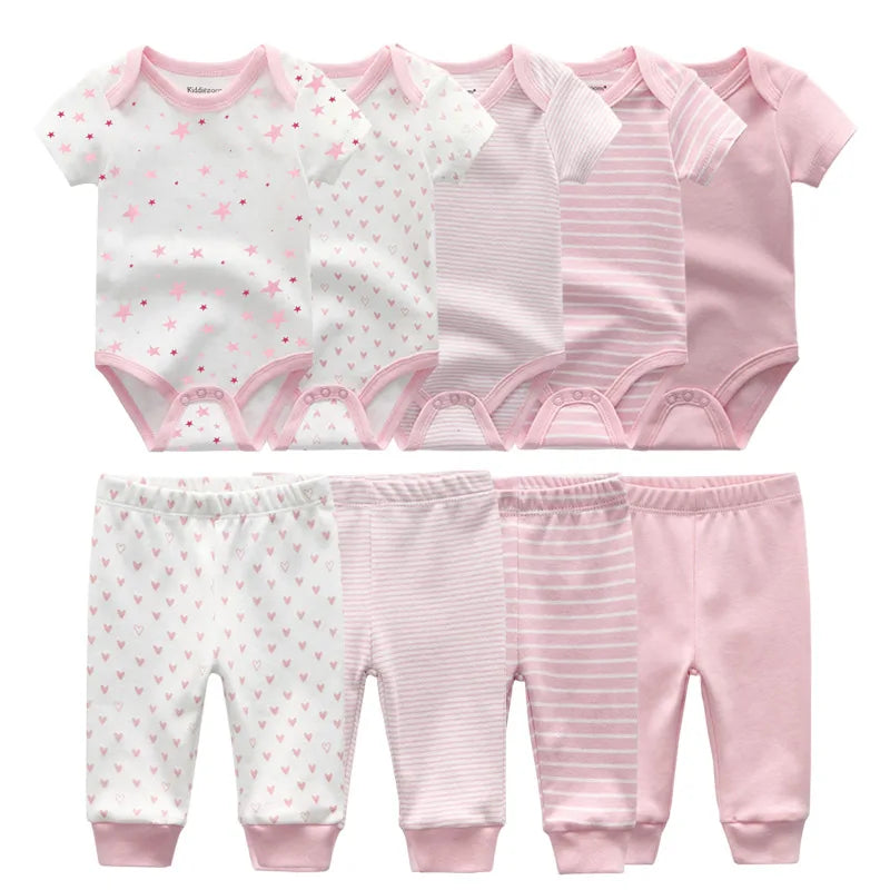 Une collection de vêtements pour bébé appelée Kit Ensemble Body Pantalons Bébé de BABY PREMA composée de six combinaisons et de six pantalons. Les combinaisons ont de jolis motifs comme des étoiles, des cœurs et des rayures roses et blanches. Le pantalon assorti présente des rayures similaires, du rose uni et des motifs de cœurs, créant des tenues coordonnées en coton doux et respirant.