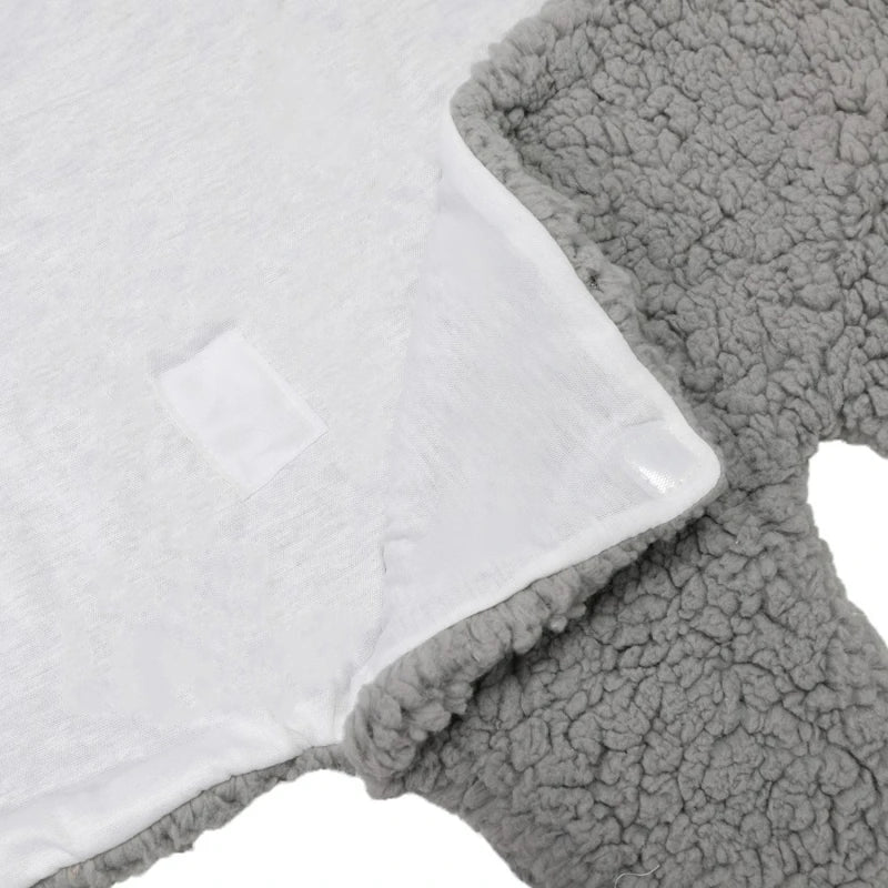 Gros plan d'une couverture réversible BABY-PREMA Couverture Bébé Doux Confortable avec un côté ayant une texture blanche lisse et l'autre côté recouvert d'un matériau pelucheux gris semblable à un sherpa.