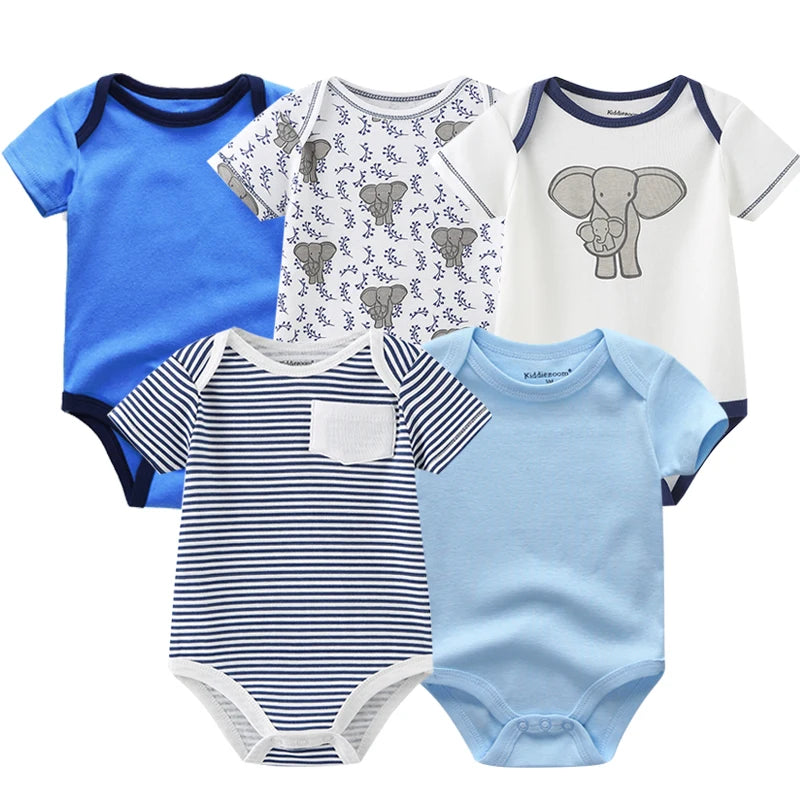 Cinq grenouillères pour bébé de différents motifs, dont des motifs bleu uni, rayé et éléphant, disposés en demi-cercle. Le Pack de 5 Bodies Bébé Coton Doux de BABY PREMA sont disponibles dans les tailles de 0 à 24 mois.
