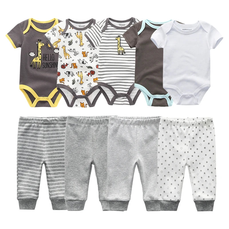 Un assortiment de vêtements pour bébés est exposé. La rangée supérieure comprend six combinaisons avec différents motifs, notamment des girafes et des rayures. La rangée du bas montre six pantalons dans des tons de gris, avec des motifs comme des rayures, des étoiles et des couleurs unies, tous confectionnés en coton doux et respirant, du Kit Ensemble Body Pantalons Bébé de BABY PREMA.