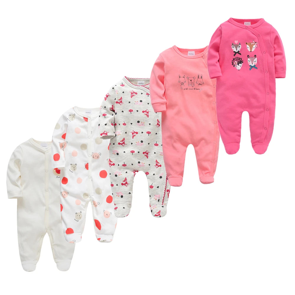 Cinq petits Pyjamas Bébé Confort Lot de 5 Pièces Coton pour enfant assortis avec différents motifs et designs sur un fond uni de la marque BABY PREMA.