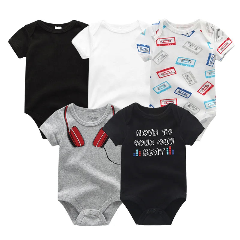 Un lot de cinq grenouillères pour bébé dans différents designs et couleurs, dont du noir uni, du blanc uni, des imprimés de cassettes, du gris avec un graphisme d'écouteurs rouge et du noir avec le texte « Move to your own beat ». Ces Lot 5 Bodys Coton | Les Imprimés Manches Courtes de BABY PREMA sont parfaits pour ajouter une touche de style à votre collection de vêtements pour bébé.