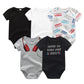 Lot 5 Bodys Bébé Coton | Les imprimés Manches Courtes de BABY PREMA sont affichés. Ils incluent noir, blanc, gris avec des écouteurs rouges, noir avec un texte imprimé et blanc avec un motif de cassette coloré. Chaque body est conçu avec des manches courtes pour garder votre bébé confortable et élégant.