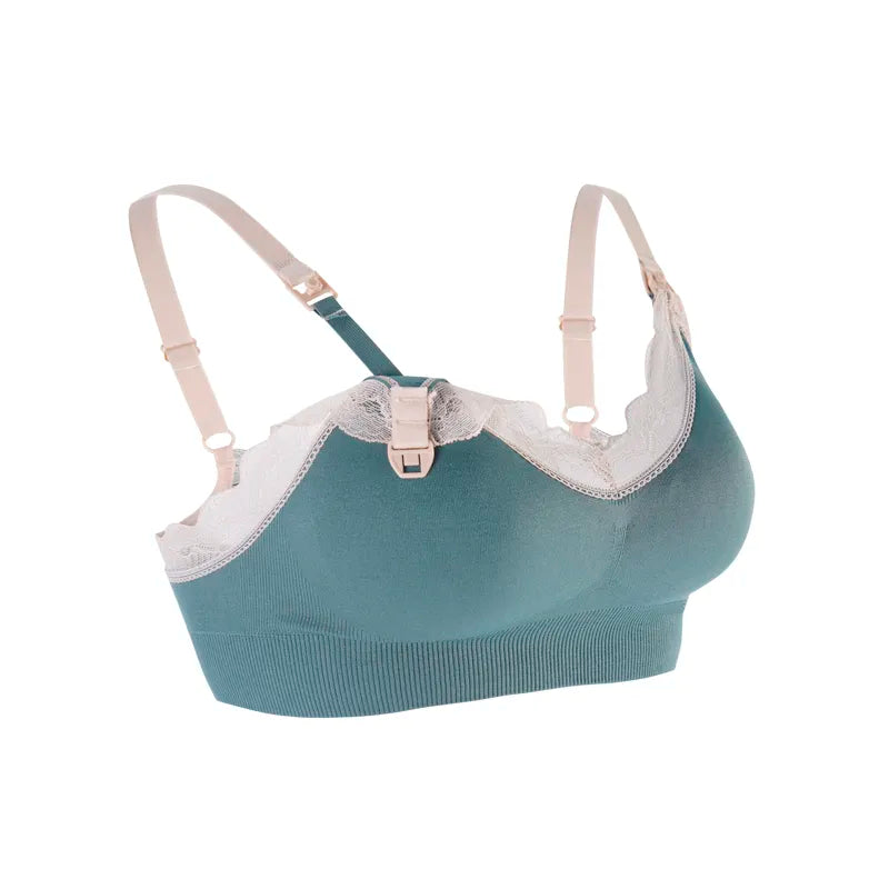 Élégant soutien-gorge Soutien Allaitement & Maternité bordé de dentelle bleu sarcelle et blanche avec un nœud délicat et un petit plume, isolé sur fond blanc par BABY PREMA.