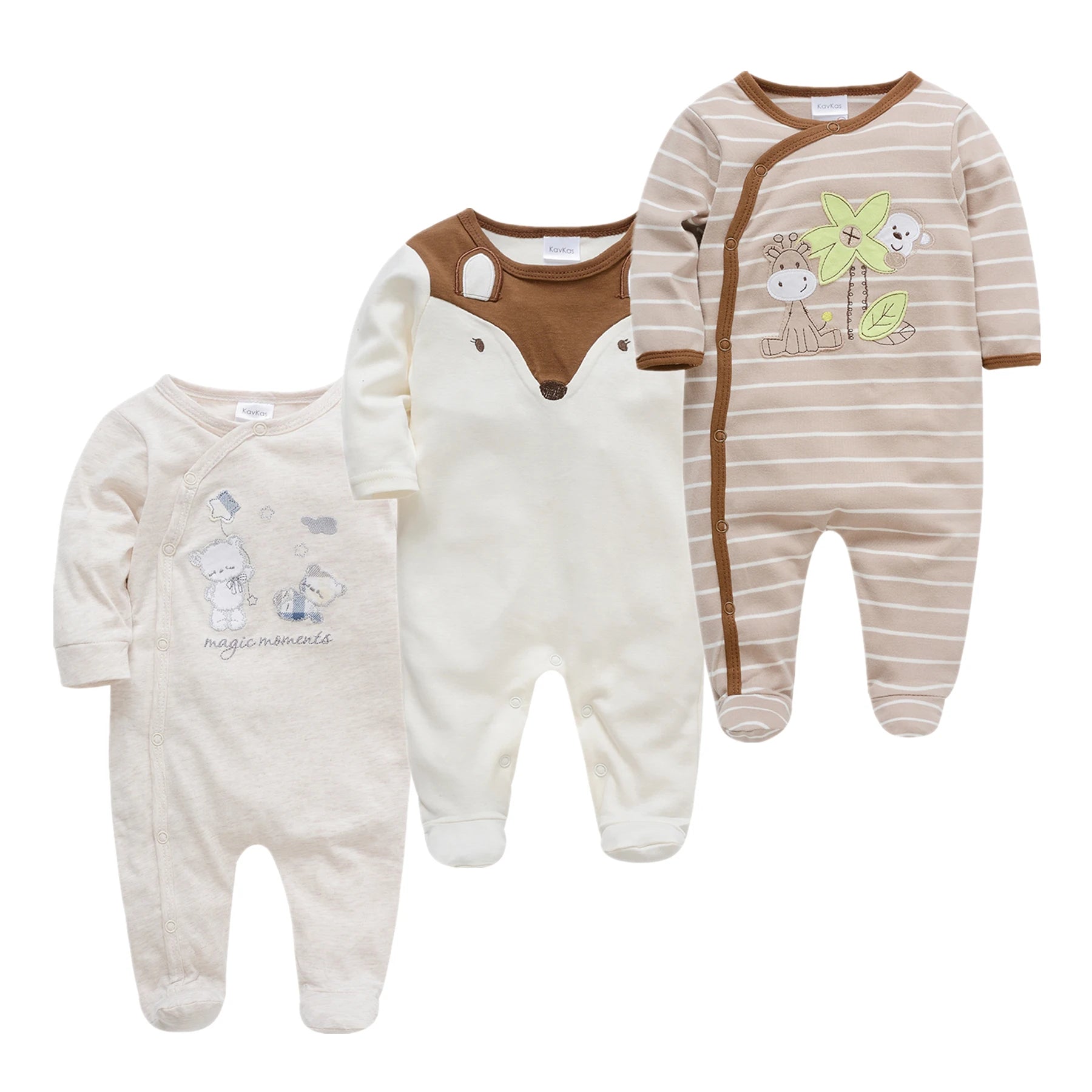 L'ensemble Pyjama Bébé Lot 3 Pièces Coton BABY PREMA comprend trois pyjamas bébé. De gauche à droite : un body beige à motif ours, un pyjama bébé écru à détails épaules marron et un dors-bien bébé beige rayé orné d'un motif girafe et feuille.