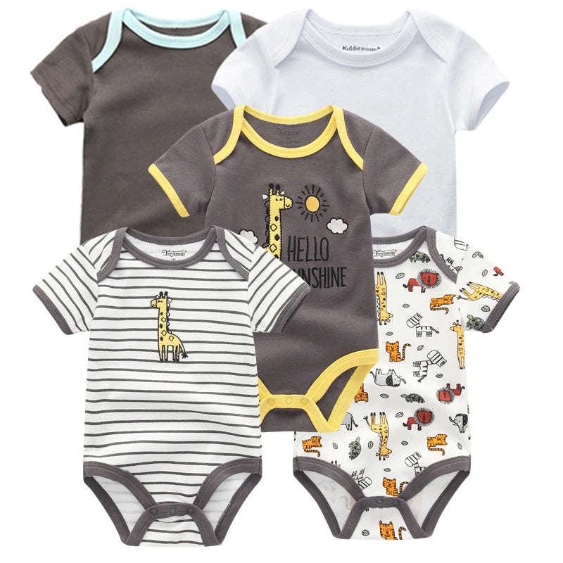 Cinq bodys assortis pour bébé dans différents motifs, dont des rayures, des girafes et un imprimé « Hello Sunshine ». Ce Pack de 5 Corps | Coton Doux Bébé de BABY PREMA est disponible en gris, blanc et combinaisons de jaune et de marron. Parfait pour toute garde-robe de bébé ou comme cadeau attentionné pour les nouveaux parents.