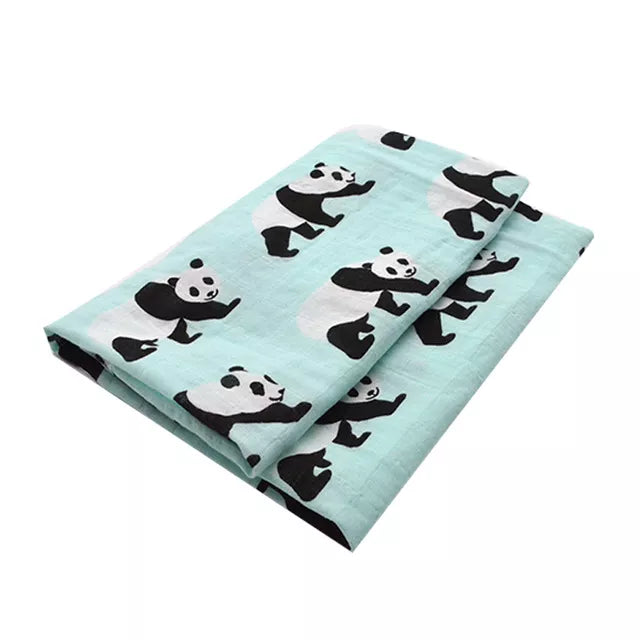 Un tissu bleu clair avec un motif de pandas espiègles dans diverses poses, parfait pour un BABY PREMA Lange Bébé en Coton et Fibre de Bambou.