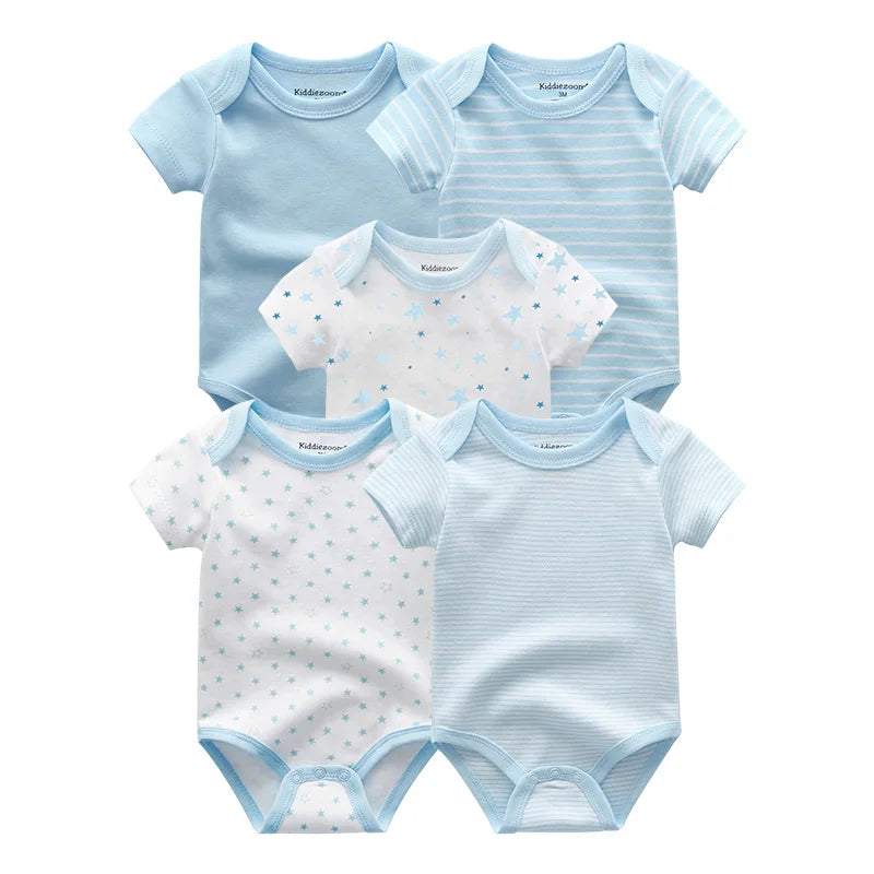 Cinq bodys bébé à manches courtes sont exposés. Chaque body présente un motif différent : bleu uni, rayures bleues et blanches, étoiles bleues sur blanc et rayures bleues et blanches avec bordure bleue. Ces Lot 5 Bodys Coton | Les Imprimés Manches Courtes de BABY PREMA offrent à la fois confort et style à votre tout-petit.