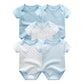 Cinq bodys pour bébé aux motifs variés bleus et blancs, dont des étoiles et des rayures, comportent des manches courtes et des boutons-pression pratiques pour un change facile : le Lot 5 Bodys Coton | Imprimés Manches Courtes par BABY PREMA.