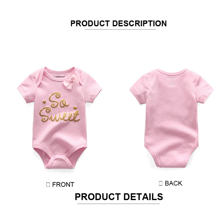 Deux combinaisons roses pour bébé, vues avant et arrière. Le devant porte « So Sweet » écrit en or. Ces Lot 5 Bodys Coton | Les Imprimés Manches Courtes de BABY PREMA sont dotés de boutons-pression pratiques pour un changement facile.