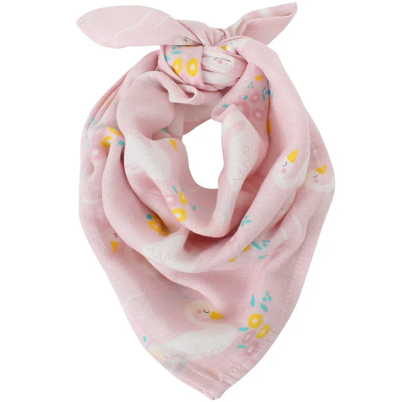 Une lange mousseline coton bio de Emmaillotage de Bébé rose prématuré avec un mignon motif de canard noué de BABY PREMA.