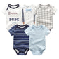 Un lot de cinq bodys pour bébé : un avec le texte « Dapper Little Dude », un avec des bretelles et un imprimé nœud papillon, un à carreaux, un bleu à rayures blanches et un bleu clair uni. Ces Lot 5 Bodys Coton | Les Imprimés Manches Courtes de BABY PREMA sont parfaits pour la garde-robe de votre tout-petit.