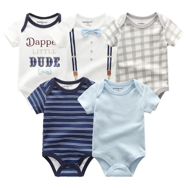 Cinq combinaisons pour bébé sont présentées : une avec le texte "Dapper Little Dude", une avec des bretelles et un imprimé nœud papillon, une avec un motif à carreaux, une avec des rayures bleu marine et une en bleu clair uni. Ces Lot 5 Bodys Coton | Les Imprimés Manches Courtes de BABY PREMA comportent des manches courtes et des boutons-pression faciles à utiliser pour des changements rapides.