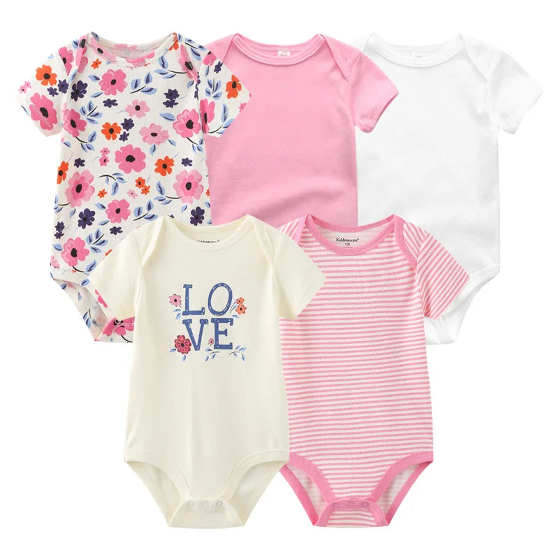 Cinq combinaisons pour bébé sont présentées, présentant différents motifs : floral, rose uni, blanc uni, texte « LOVE » avec des éléments floraux et rayures roses. Ce Lot 5 Bodys Coton Imprimés Manches Courtes de BABY PREMA assurent confort et style à votre tout-petit.