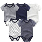 Cinq combinaisons pour bébé à manches courtes, parfaites pour toute garde-robe de bébé, sont présentées. Deux sont bleu marine, un blanc, un à rayures bleu marine et un blanc avec des motifs d'étoiles bleu marine. Le Pack de 5 Corps | Coton Doux Bébé de BABY PREMA est un cadeau idéal pour les nouveaux parents.