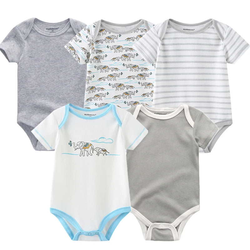 Cinq grenouillères pour bébé dans différents motifs et couleurs, dont gris uni, gris à rayures, blanc avec éléphants et gris bicolore. Ce Pack de 5 Bodies Bébé Coton Doux de BABY PREMA sont confectionnés à partir de bodys en coton doux et sont disponibles en tailles de 0 à 24 mois.