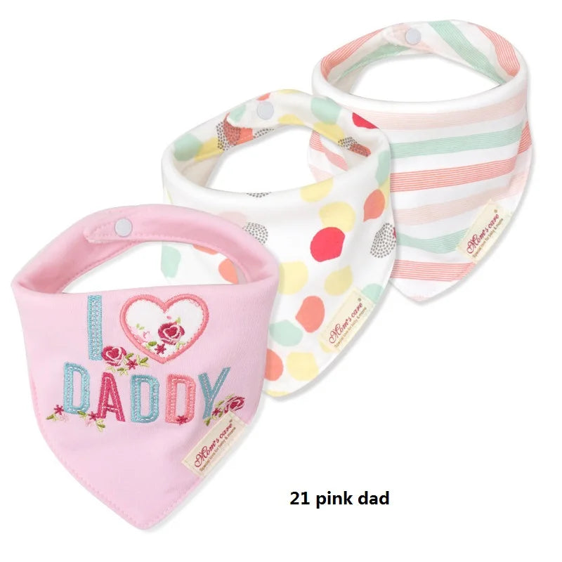 Trois bavoirs bébé sont exposés. L'un est rose avec le texte « I ❤️ Daddy » et des motifs floraux. Un autre est blanc avec un motif à pois coloré. Le troisième a des rayures pastel. Tous les Lot de 3 pièces Bavoirs Bébé ont des fermetures à pression et une petite étiquette en tissu avec la marque BABY-PREMA. Le texte « 21 papa rose » est affiché ci-dessous.