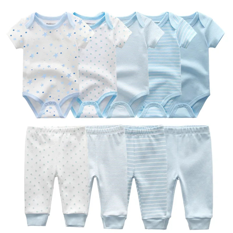 Une collection de vêtements pour bébé comprenant six Kit Ensemble Body Pantalons Bébé BABY PREMA dans les tons de bleu et de blanc. Les combinaisons et pantalons, fabriqués en coton doux et respirant, présentent différents motifs : étoiles, rayures et unis. Ils sont soigneusement disposés sur deux rangées sur un fond blanc.