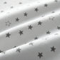 Tissu blanc 100% coton avec un motif de petites étoiles noires uniformément réparties sur toute la surface, parfait pour le Lot de 8 Bodies 100% Coton Bébé pour bébé fille de BABY-PREMA.