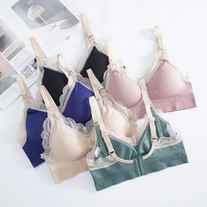 Une collection de cinq soutiens-gorge BABY PREMA Soutien Allaitement & Maternité de différentes couleurs soigneusement disposés sur un fond clair, chacun aussi poids léger qu'un panache.