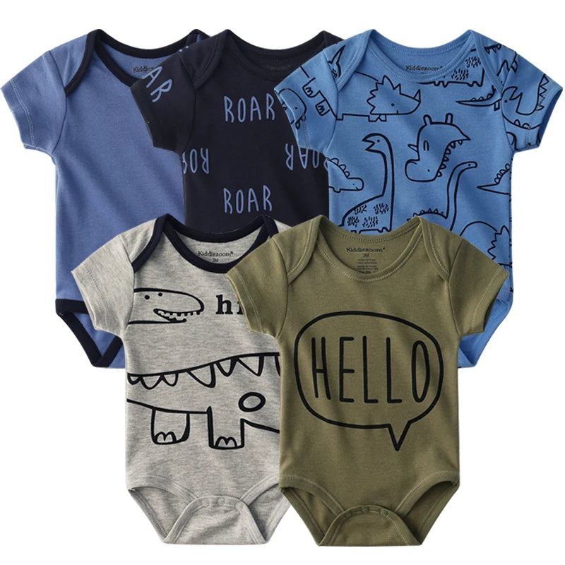 Cinq grenouillères pour bébé en coton doux sont présentées. Ils présentent divers motifs, notamment des dinosaures, le mot « ROAR » et une bulle avec « HELLO ». Dotées de manches courtes (manches courtes) et de boutons-pression pratiques (boutons-pression), elles se déclinent en bleu, marine, gris et vert. Le produit s'appelle Lot 5 Bodys Coton | Imprimés Manches Courtes par BABY PREMA.