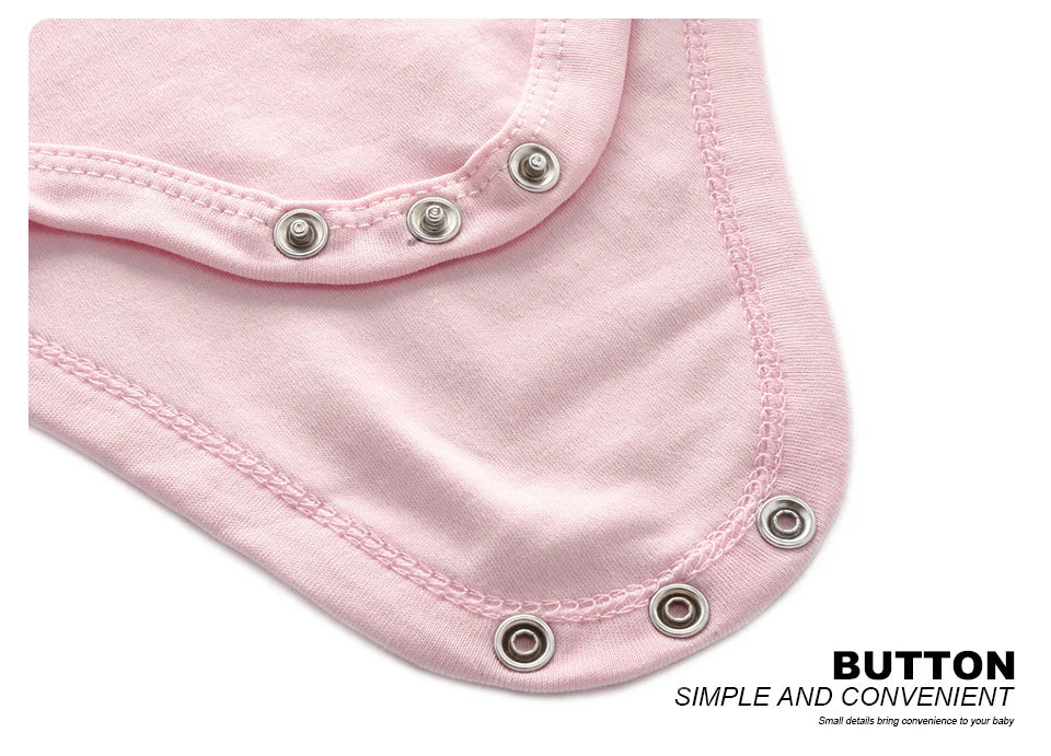 Gros plan de tissu rose avec boutons-pression et coutures en métal. Le texte lit : "BOUTON SIMPLE ET PRATIQUE. Les petits détails apportent du confort à votre bébé." Parfait pour le Lot de 6 Pièces Body Coton Bébé de BABY PREMA, assurant confort et facilité à votre tout-petit.