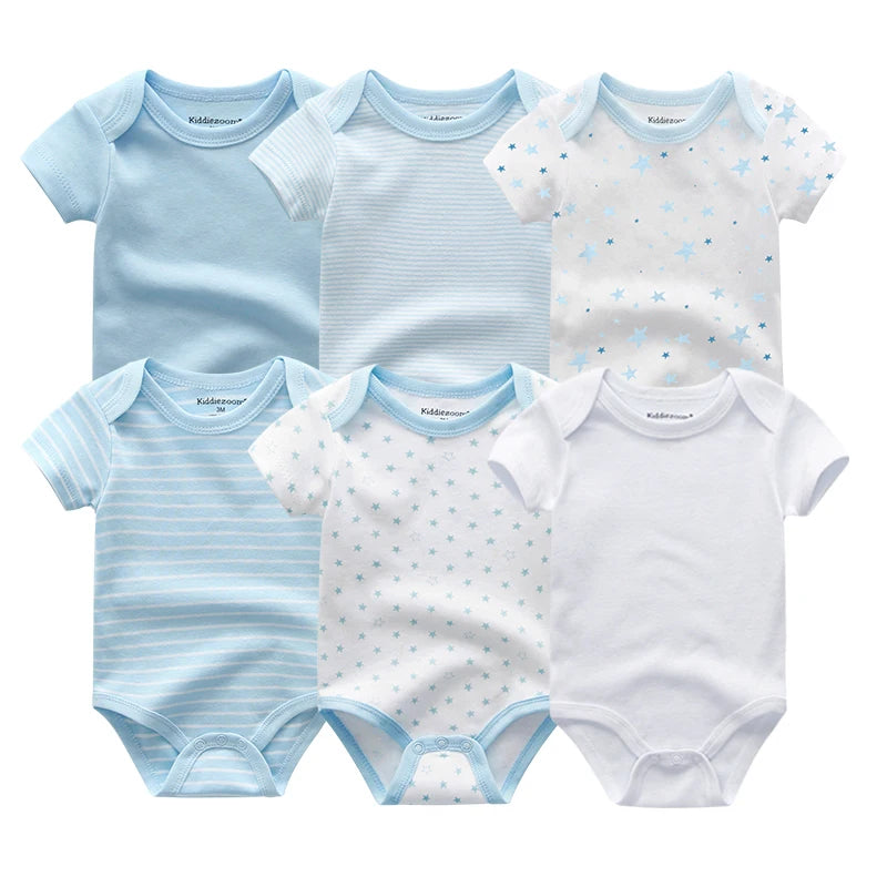 Six combinaisons pour bébé dans des tons de bleu et de blanc, présentant divers motifs, notamment unis, rayés et étoiles, toutes confectionnées en body coton bébé avec des manches longues et un col rond pratique, soigneusement disposées en deux rangées — le Lot Body Bébé 6 Pièces en Coton de BABY PREMA.