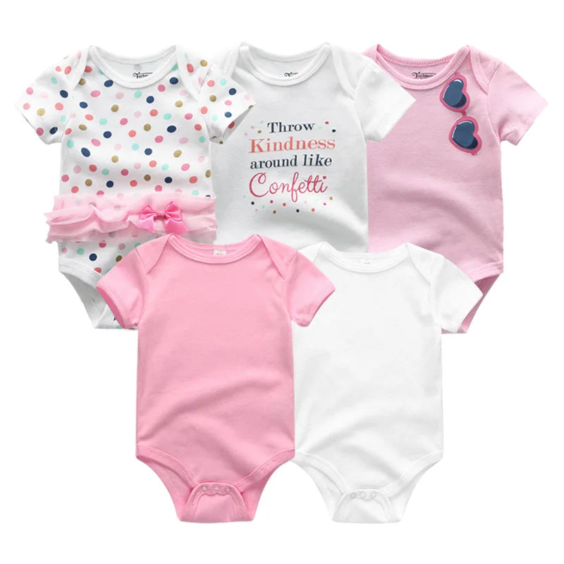 Cinq bodys pour bébé sont présentés : un à pois, trois unis (rose, blanc, rose) et un avec le texte "Throw Kindness around like Confetti" associé à un tutu rose. Un autre comporte des lunettes de soleil et un cœur. Ces Lot 5 Bodys Coton | Les Imprimés Manches Courtes de BABY PREMA sont dotés de boutons-pression pratiques pour un changement facile.