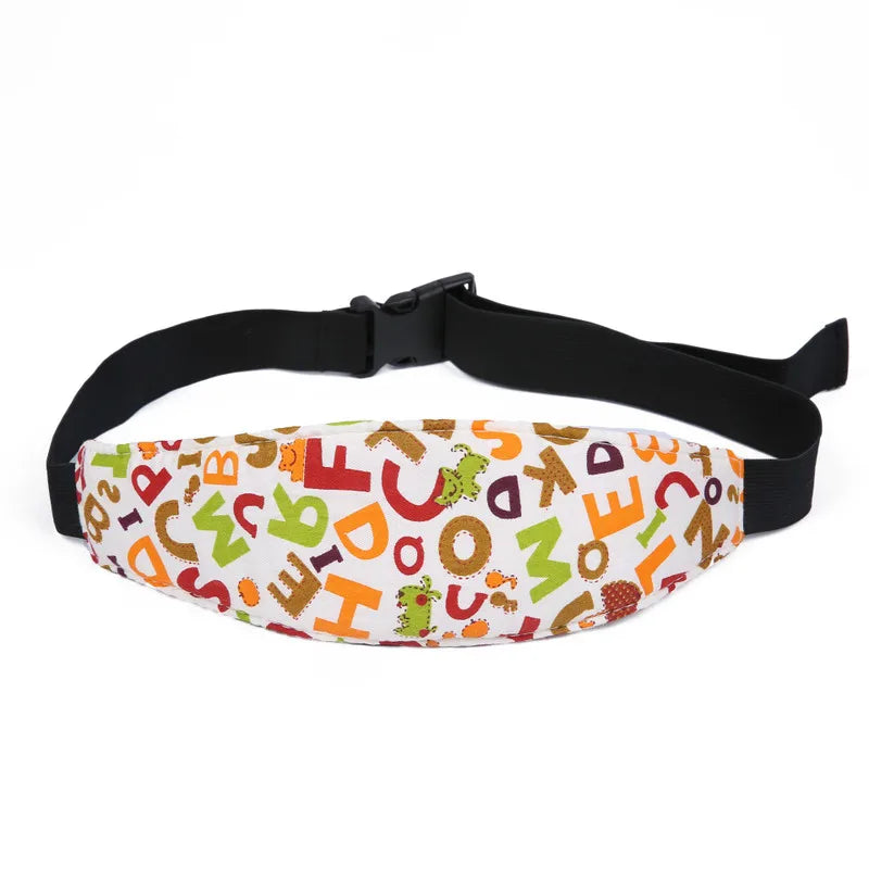 Une Ceinture de Fixation réglable pour Bébé colorée avec un motif alphabet vu sur fond blanc, parfaite pour ranger les nécessaires de bébé par BABY PREMA.