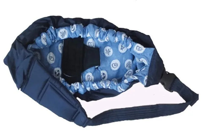 Une Echarpe de Portage Bébé 0-12M ouverte avec un intérieur à motifs bleus et une sangle réglable, présentée sur fond blanc, parfaite pour transporter les essentiels dodo pour votre enfant. Nom de marque: BÉBÉ PREMA