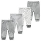 Un ensemble de quatre pantalons pour bébé disposés verticalement, confectionnés en coton doux et respirant. La première paire a des rayures grises et blanches, la deuxième paire présente des couleurs gris et blanc uni, la troisième paire a une base blanche avec de petites étoiles grises et la quatrième paire est gris uni. Cela fait partie du Kit Ensemble Body Pantalons Bébé de BABY PREMA.