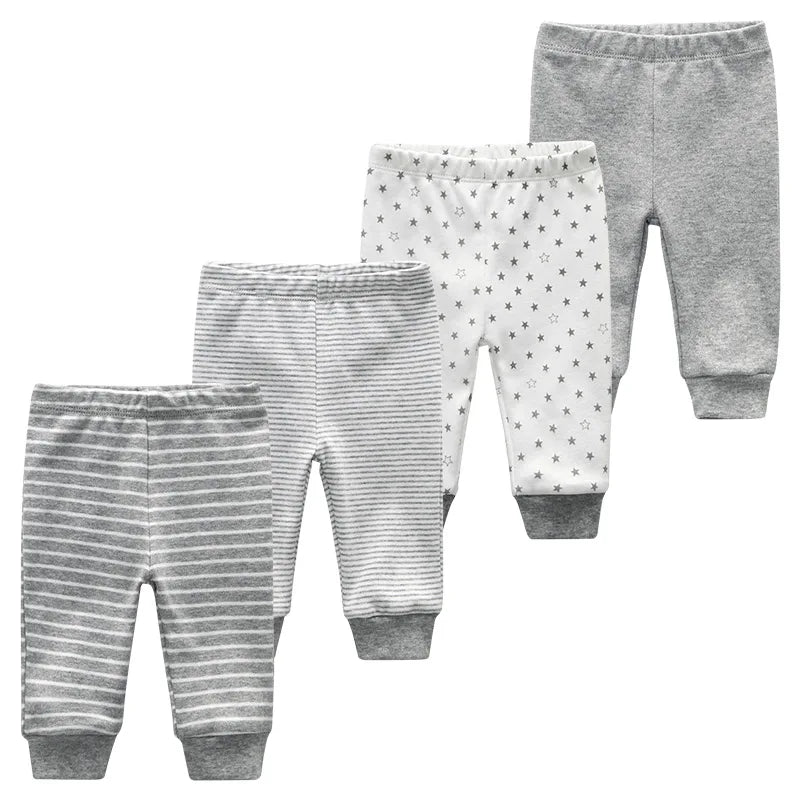 Un ensemble de quatre pantalons pour bébé disposés verticalement, confectionnés en coton doux et respirant. La première paire a des rayures grises et blanches, la deuxième paire présente des couleurs gris et blanc uni, la troisième paire a une base blanche avec de petites étoiles grises et la quatrième paire est gris uni. Cela fait partie du Kit Ensemble Body Pantalons Bébé de BABY PREMA.