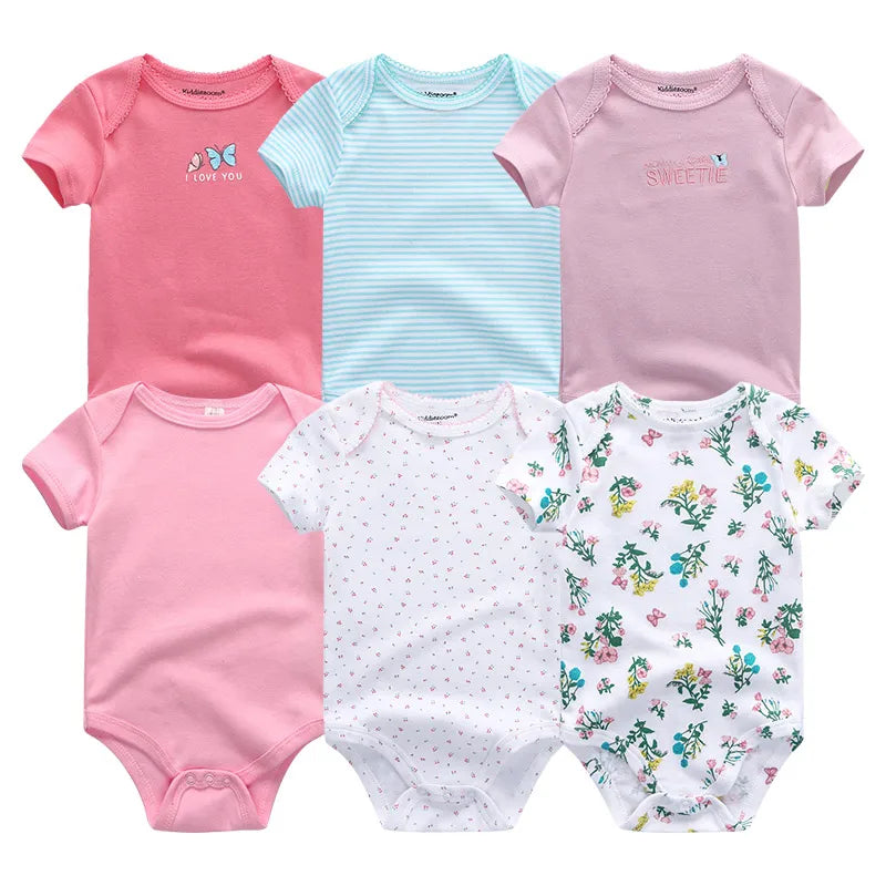 Six manches courtes aux couleurs vives disposées sur deux rangées. Les motifs comprennent du rose uni, des rayures bleues, des petits points, des motifs floraux et du texte avec des illustrations. Ces adorables Lot de 6 Pièces Body Coton Bébé de BABY PREMA sont parfaits pour toute occasion, assurant confort et style à votre tout-petit.