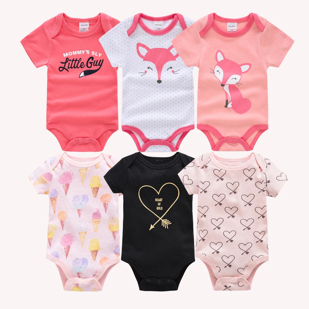 Six Lot de 6 Bodys Bébé en Coton | Dès la Naissance de BABY PREMA en coton doux et respirant sont présentés, chacun présentant différents motifs tels qu'un renard, des cœurs, des cornets de glace et des textes dont « Mommy's Sly Little Guy » et « Heart of Gold ». Les couleurs incluent le rose, le blanc, le noir et le gris. Chaque body pour bébé a une fermeture à bouton-pression pour plus de commodité.