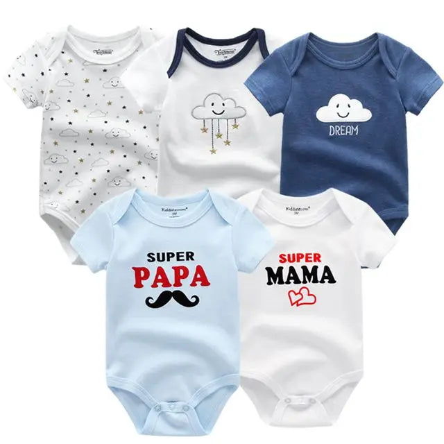 Cinq grenouillères pour bébé, chacune avec des motifs uniques, dont des nuages, des visages souriants, « Super Papa » avec une moustache et « Super Mama » avec un cœur. Le Pack de 5 Bodies Bébé Coton Doux de BABY PREMA sont en coton doux et se déclinent en blanc, bleu et bleu clair. Disponible en tailles de 0 à 24 mois.