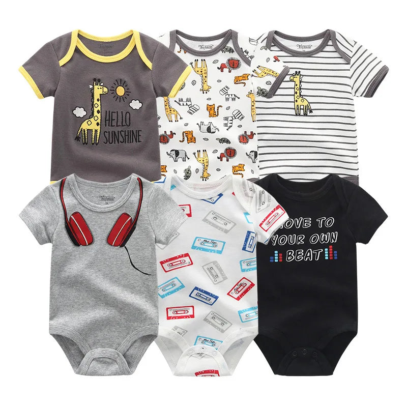 Six grenouillères pour bébé présentées dans une grille présentent de charmants motifs, notamment une girafe, des animaux assortis, des rayures, des écouteurs, des cassettes et un motif musical avec la phrase « Love to Your Own Beat ». Ces Lot de 6 Pièces Body Coton Bébé de BABY PREMA sont de parfaits vêtements pour bébé confectionnés à partir de bodys doux en coton.