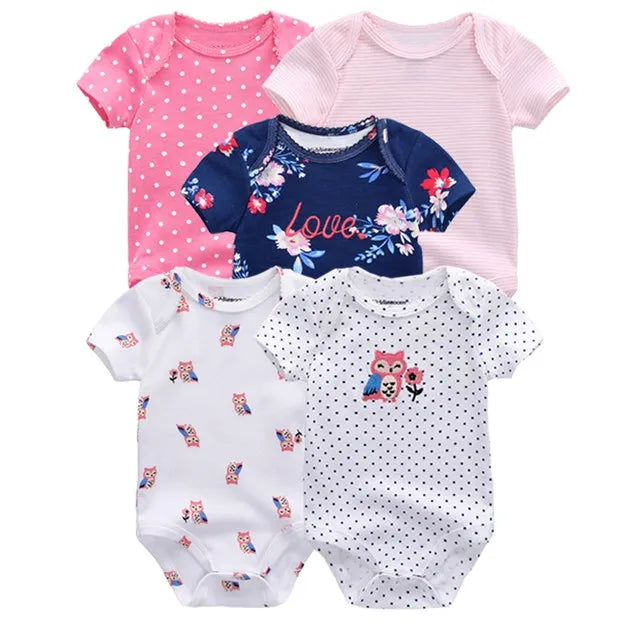 Cinq bodys pour bébé aux motifs variés : rose à pois, bleu marine avec motifs floraux, rose uni, blanc avec imprimés hiboux et blanc à pois noirs et motif hibou. Ce Pack de 5 Bodies Bébé Coton Doux de BABY PREMA existe dans les tailles de 0 à 24 mois.