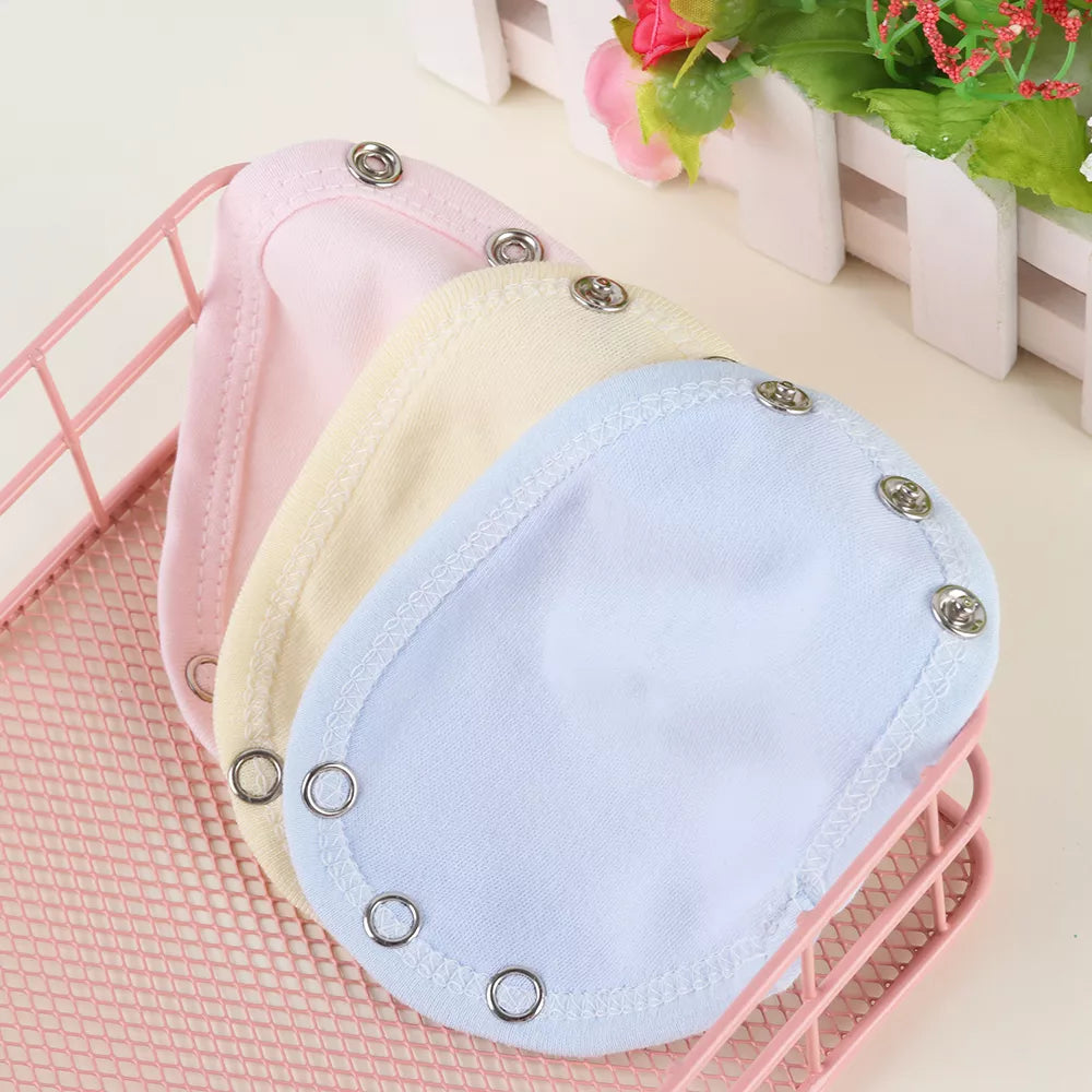 Serviettes menstruelles Extenseur de Body Bébé 100% Coton de couleur pastel avec boutons-pression présentées dans un panier de rangement rose, promouvant une option d'hygiène féminine écologique et légère par BABY-PREMA.