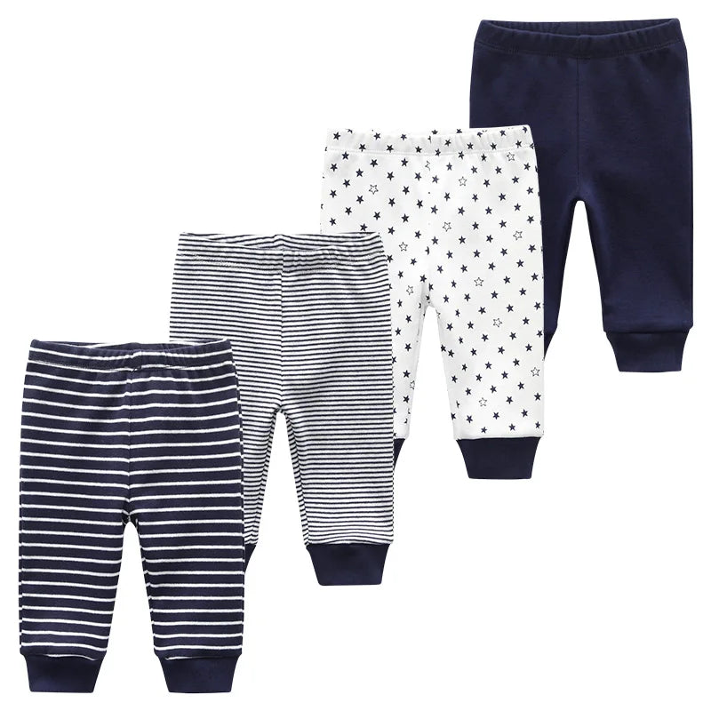 Ce charmant Kit Ensemble Body Pantalons Bébé de BABY PREMA comprend quatre paires de pantalons pour bébé. Les deux premières paires présentent des rayures horizontales bleu marine et blanches, tandis que la troisième paire présente un fond blanc avec des étoiles bleu marine. La dernière paire est de couleur marine unie, toute confectionnée en coton doux et respirant pour un confort ultime.