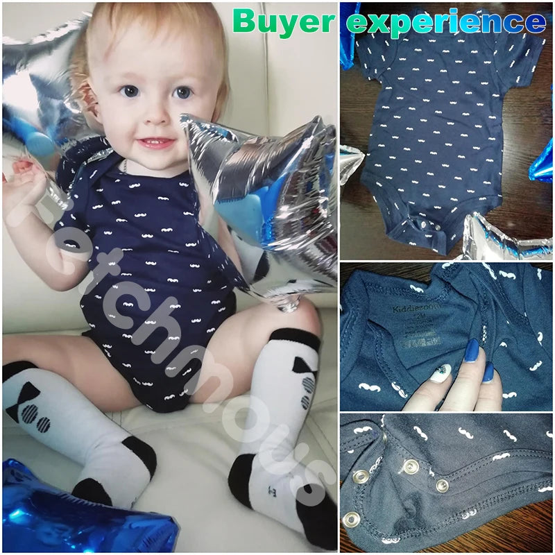 Un bébé dans un Body bleu marine Lot de 6 Pièces | La combinaison Coton Pour Bébé à imprimé nœud papillon de BABY PREMA tient des ballons étoiles argentés. Le collage comprend des vues rapprochées de la combinaison et des chaussettes assorties avec des motifs géométriques en noir et blanc.