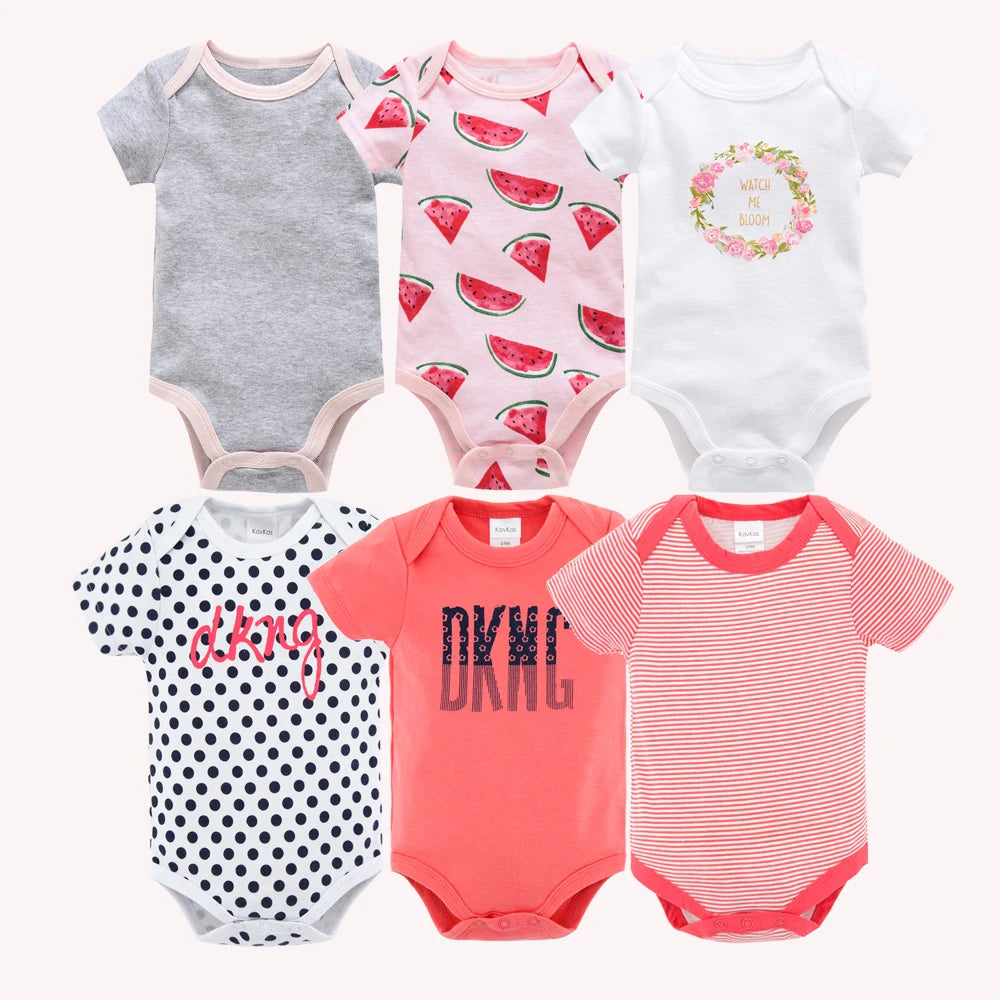 Six bodys pour bébé disposés sur deux rangées. Rangée supérieure : gris avec bordure rose, rose avec imprimé pastèque, blanc avec couronne florale. Rangée du bas : blanc à pois noirs, rose corail avec « DKNG », rose corail avec rayures. Le Lot de 6 Bodys Bébé en Coton | Dès la Naissance de BABY PREMA est fabriqué en coton doux et respirant et comporte une fermeture à bouton-pression pour plus de commodité.