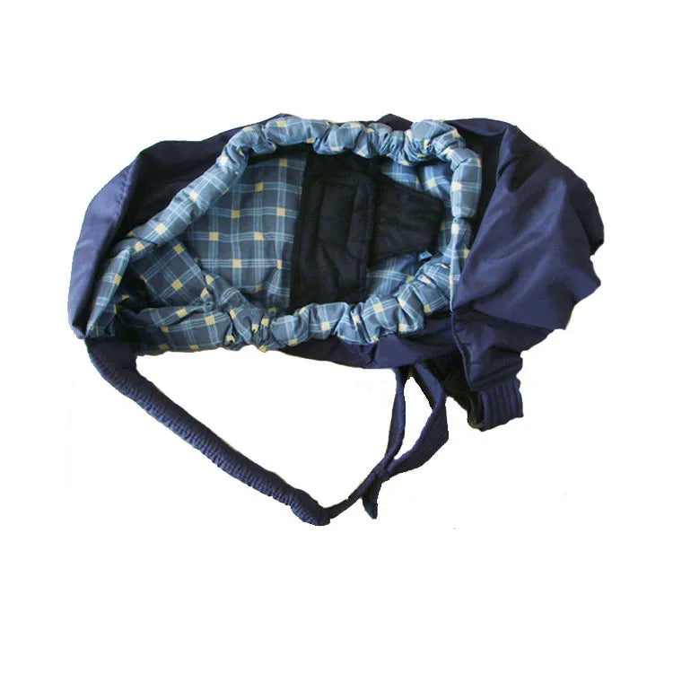 Un sac à dos d'écolier vide bleu et écossais avec une fermeture éclair ouverte posé sur un fond blanc, à côté d'une petite couverture BABY PREMA Echarpe de Portage Bébé 0-12M sur le thème du dodo.