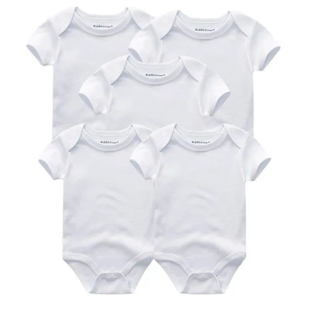 Five blanc uni Lot 5 Bodys Coton | Les Imprimés Manches Courtes de BABY PREMA sont disposés en demi-cercle sur un fond blanc.