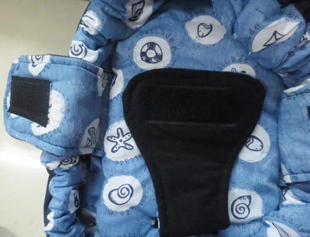 Veste d'hiver légère à motifs bleus pour enfant avec réglage par velcro aux poignets et gant noir attaché à la manche de BABY PREMA comportant une Echarpe de Portage Bébé 0-12M.