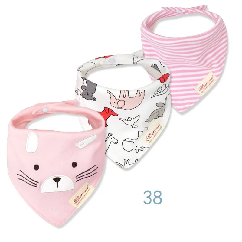 Trois bavoirs bébé sont présentés. Le premier bavoir est rose avec un joli visage de chat, et le second est blanc avec des illustrations d'animaux colorées. Le troisième bavoir, un rose chic à rayures blanches, le tout confectionné en coton de haute qualité. Chaque étiquette indique « BABY-PREMA » et le numéro 38 est placé sous le Lot de 3 pièces Bavoirs Bébé.