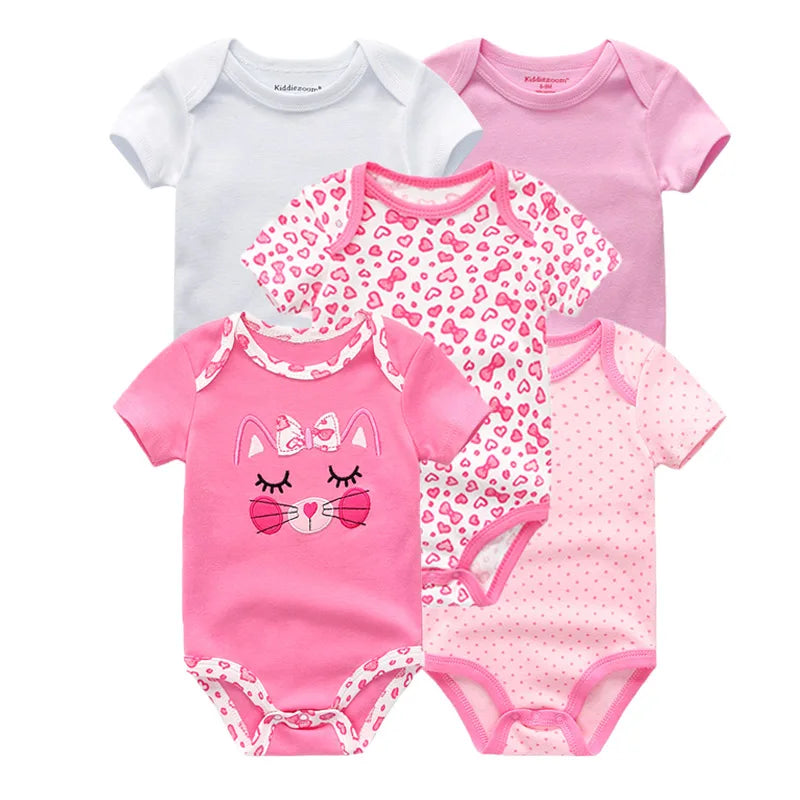 Une charmante collection de cinq grenouillères en coton pour bébé dans des tons de rose et de blanc, avec un motif uni, à pois, un imprimé animal et un motif chat. Ce Pack de 5 Corps | Coton Doux Bébé de BABY PREMA est un cadeau idéal pour les nouveaux parents.