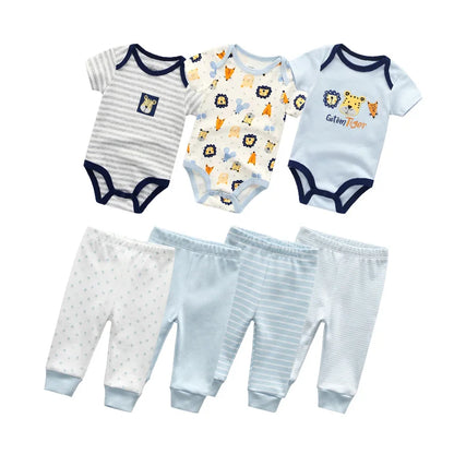 Un Pack Pantalons & Bodies Bébé de BABY PREMA comprenant trois bodys en coton et quatre pantalons aux motifs et nuances variés de bleu et de blanc. Les bodys présentent différents motifs, notamment des rayures et des imprimés d'animaux.
