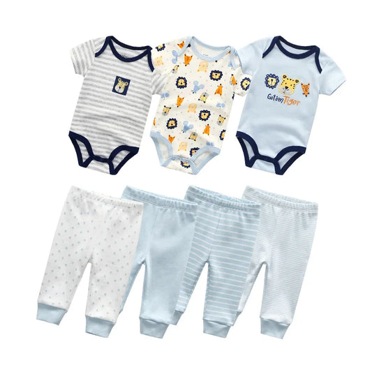Un Pack Pantalons & Bodies Bébé de BABY PREMA comprenant trois bodys en coton et quatre pantalons aux motifs et nuances variés de bleu et de blanc. Les bodys présentent différents motifs, notamment des rayures et des imprimés d'animaux.