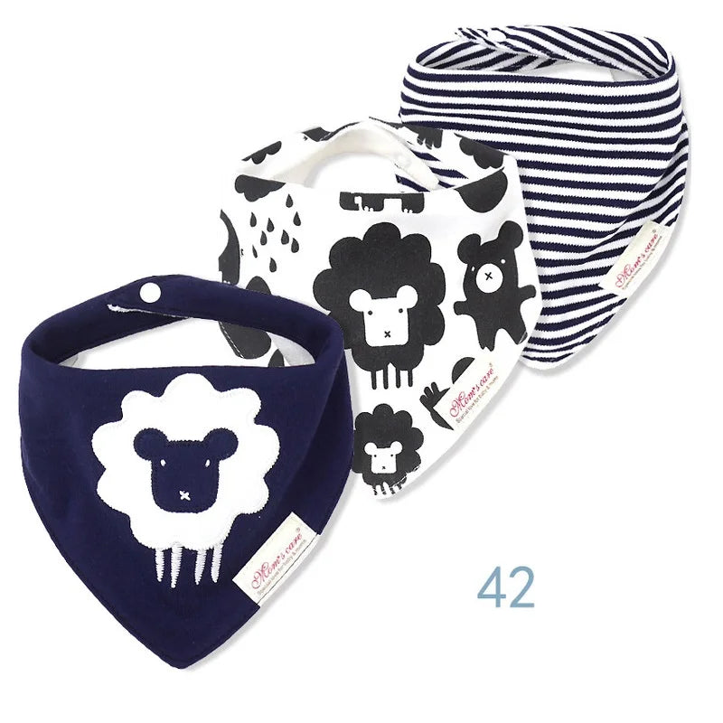 Trois bavoirs pour bébé de style bandana sont présentés. L’un est bleu marine avec un motif de mouton blanc, un autre est noir et blanc avec des motifs de moutons et de gouttes de pluie, et le troisième est blanc avec des rayures horizontales noires. Fabriqués à partir de coton de haute qualité, ces Lot de 3 pièces Bavoirs Bébé de BABY-PREMA comportent une fermeture à bouton-pression et sont étiquetés « 42 ».