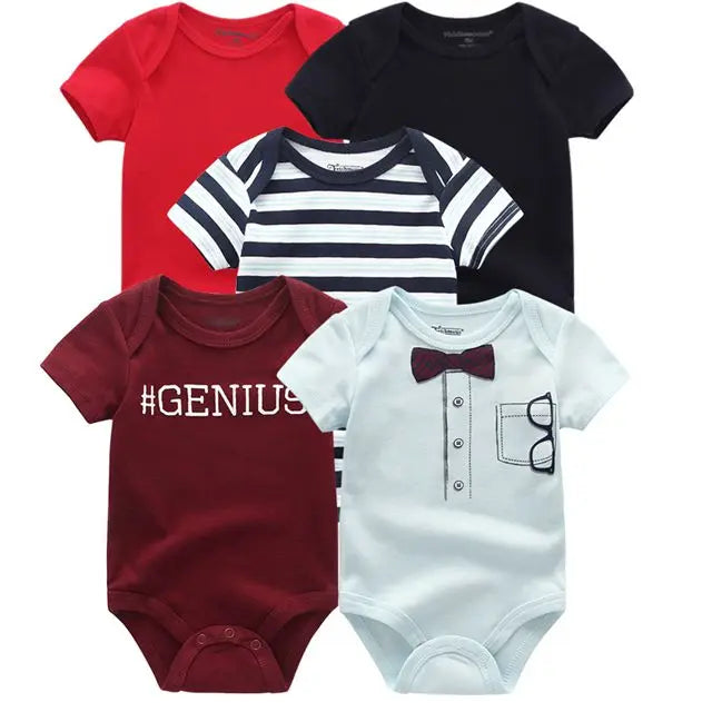 Cinq grenouillères pour bébé aux motifs variés : une rouge avec le texte "#GENIUS", une rouge, une noire, une à rayures bleu marine et une blanche avec un imprimé nœud papillon et lunettes. Le BABY PREMA Pack de 5 Bodies Bébé Coton Doux sont disponibles en tailles de 0 à 24 mois et sont fabriqués à partir de bodys en coton doux pour plus de confort.